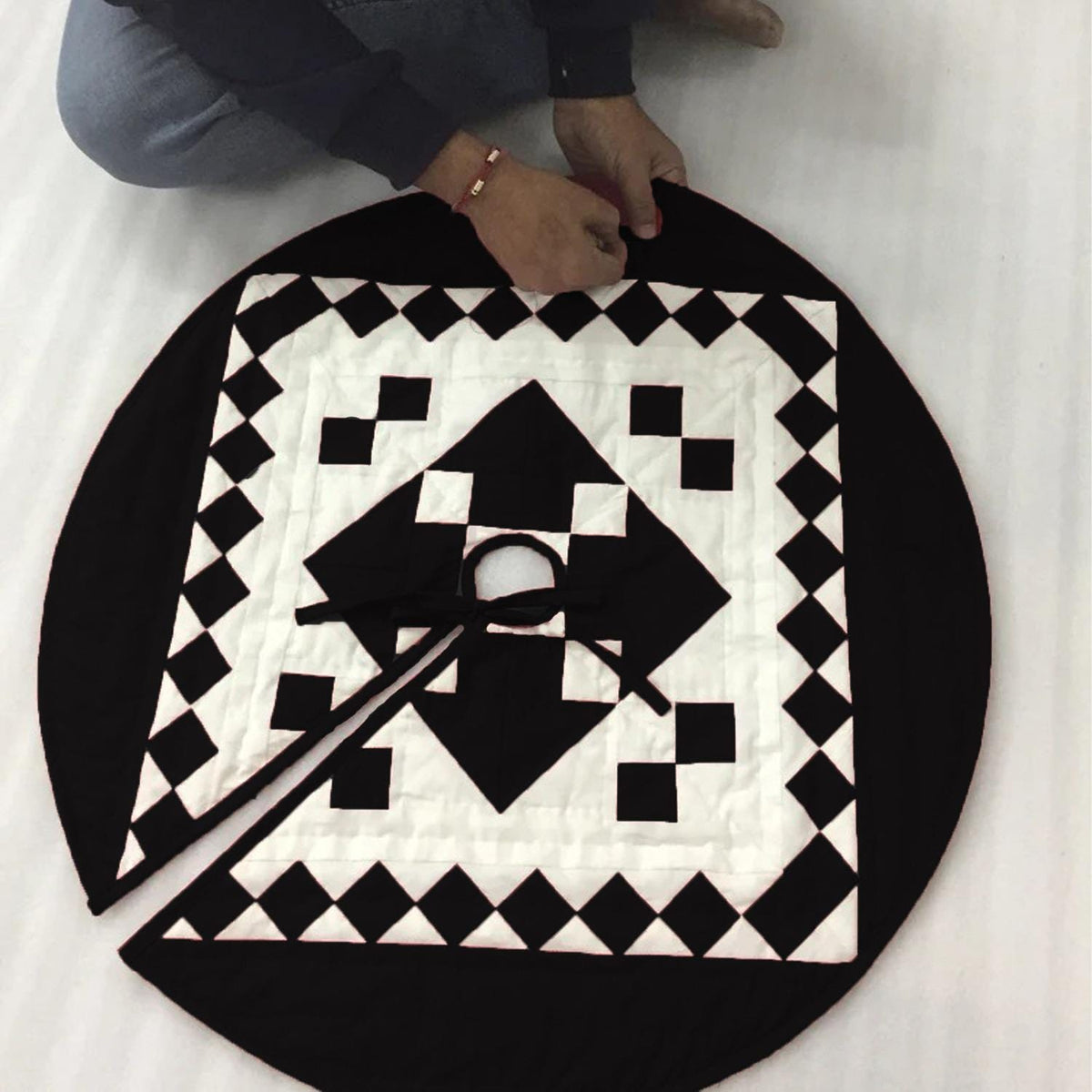 Christmas tree skirt hand made hand quilted patchwork country Black Diamond quilt Heirloom Quality by HOME HEART Brands(Made in India)