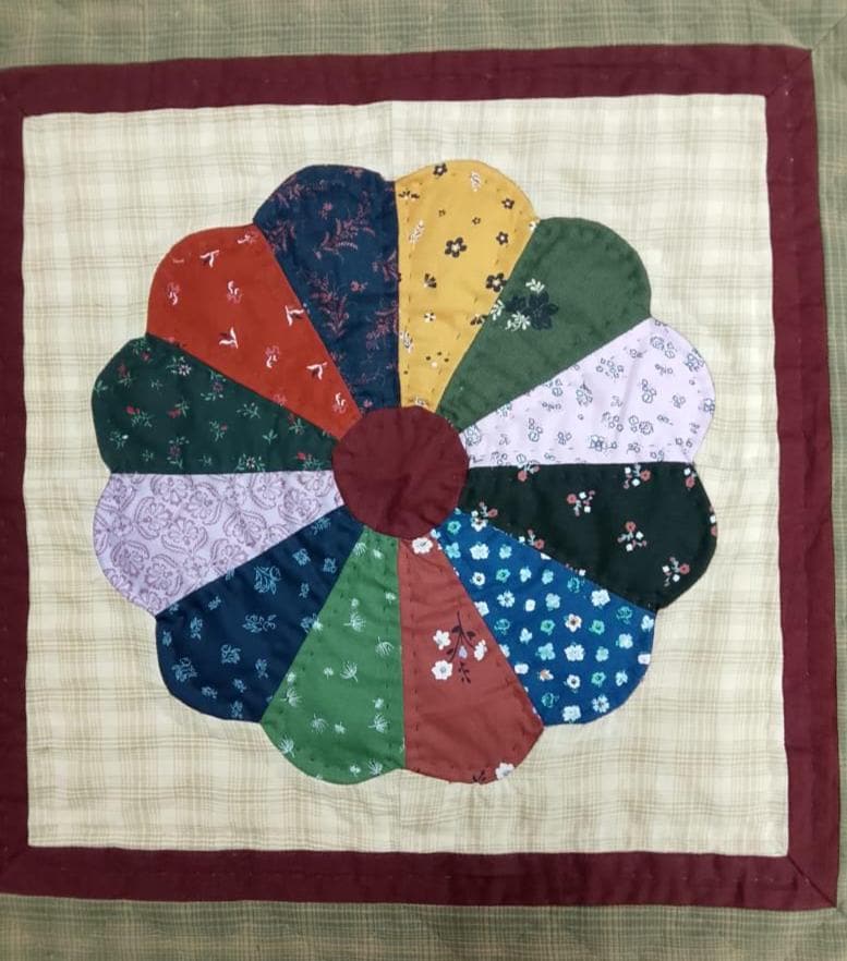Quilted Placemat, Patchwork Calico Floral print, plaid Dresden plate placemat (14"x19")
