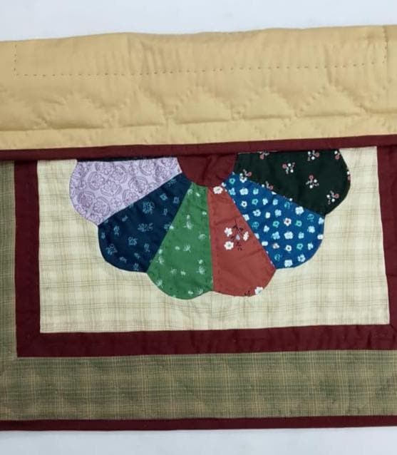 Quilted Placemat, Patchwork Calico Floral print, plaid Dresden plate placemat (14"x19")